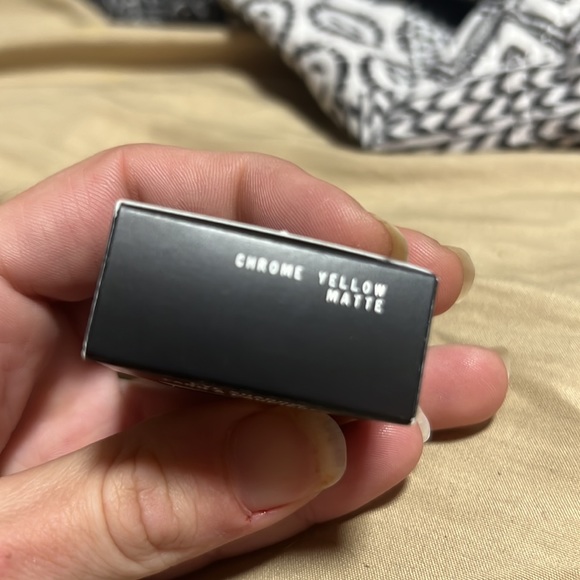 🎃🌛HP! Mac Chrome Yellow Matte Eyeshadow - Picture 5 of 12